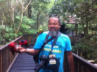 Jurong Bird Park-Feeding session at Lorikeet Loft_Anurag Mallick